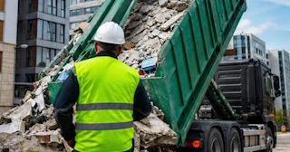 Вывоз строительного мусора в Петергофе: услуги лицензированной компании — ПроМусор